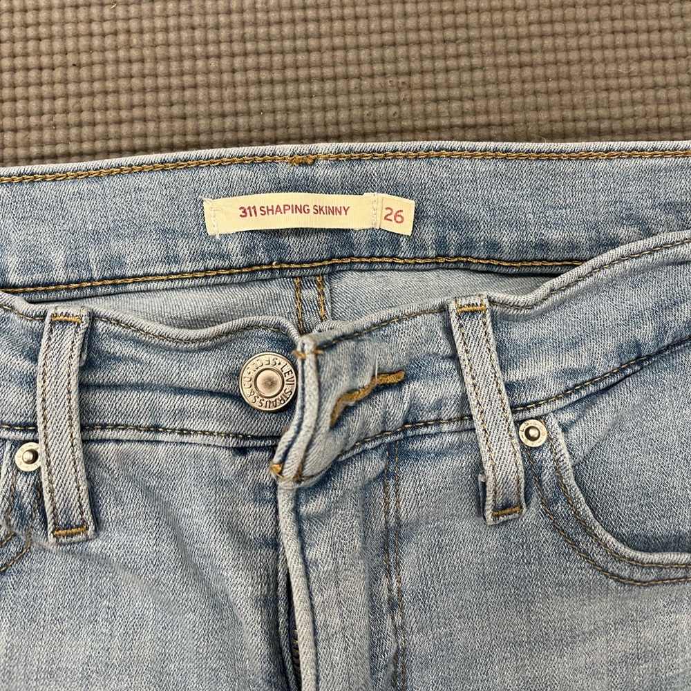 Light Wash Levi’s 311 Shaping Skinny Jeans Women’s Size 26